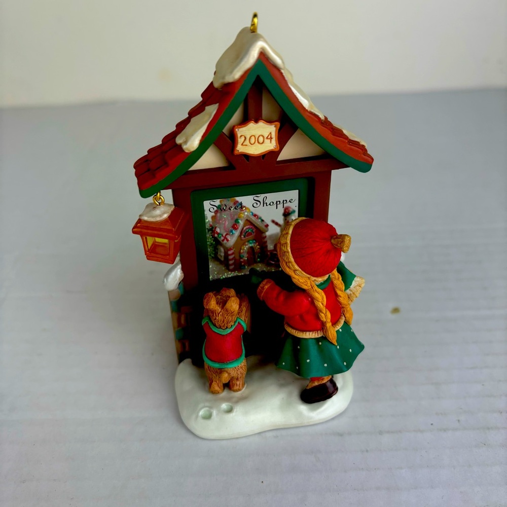 Hallmark/Member Exclusive/Christmas Window Exclusive-Sweet Shop-2004